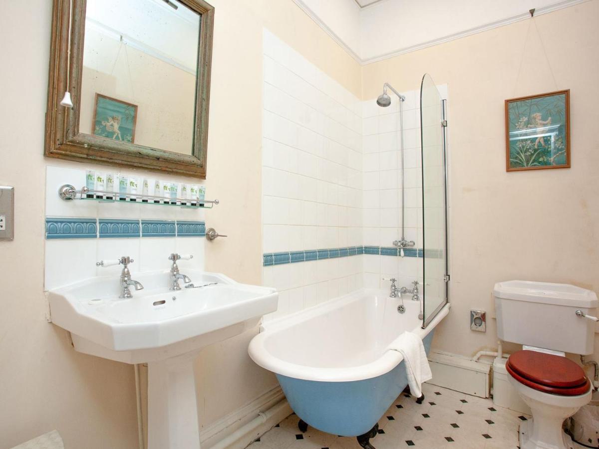 Longcroft House * Torquay